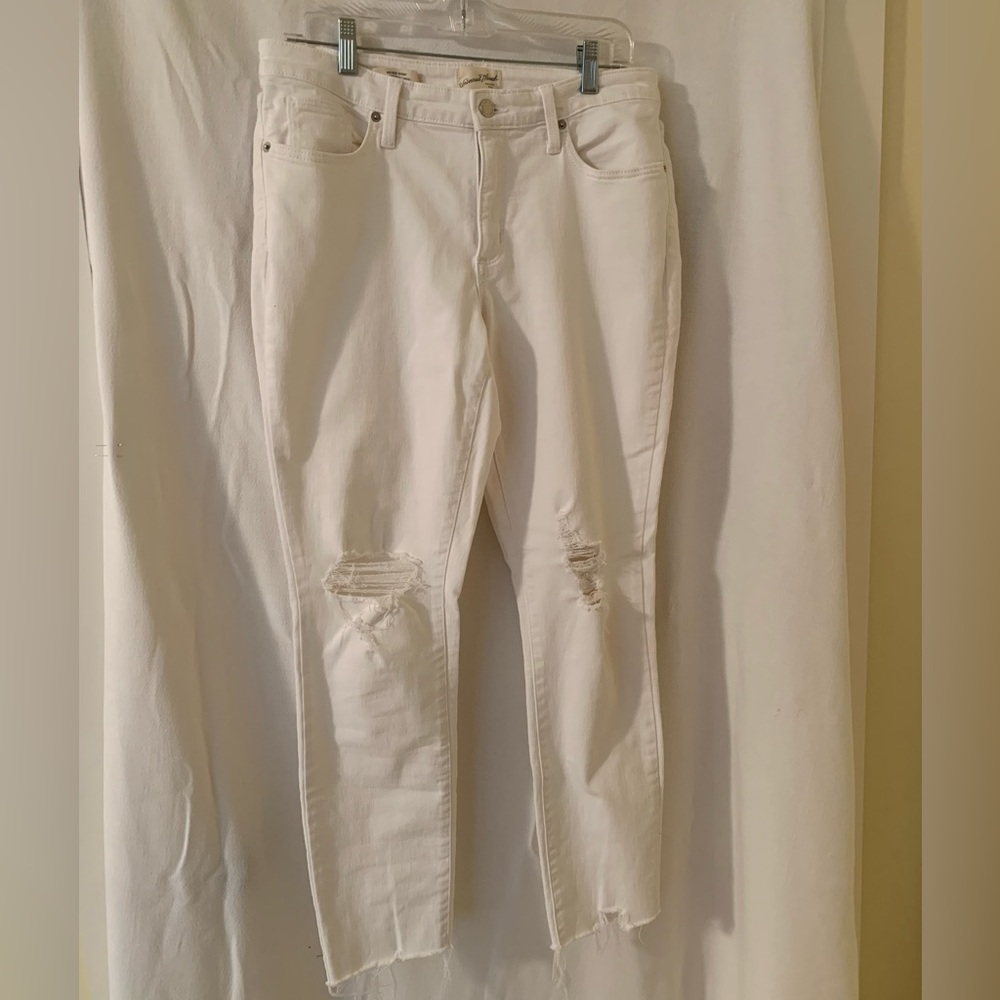Stylish White Distressed Universal Threads Women's Jeans